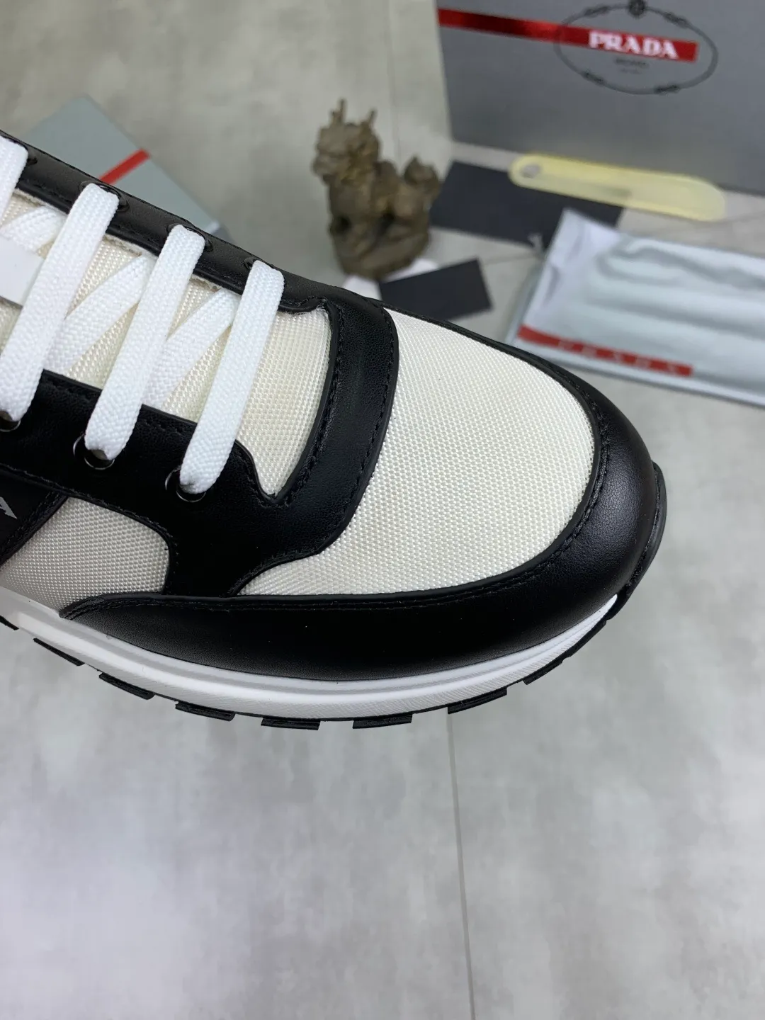 Men's men's shoes P560💰 [Real Price] Popular models are on the official website, 🆘 Trendy brand (Prada) mainly promotes popular models, avant-garde and versatile fashionable men's shoes private version mold opening, cowhide surface splicing 1:1.. Stylish and simple, original imported cowhide lining cowhide feet; the atmosphere and personality are more fashionable, eye-catching and pursuing class. It will subvert the old ideas and be a must-have for fashionistas who want to spend time with you! Must keep it! Tall and comfortable, large and low, high-end quality workmanship. Code number: 38-44 (45 customized) 2️⃣ optional.